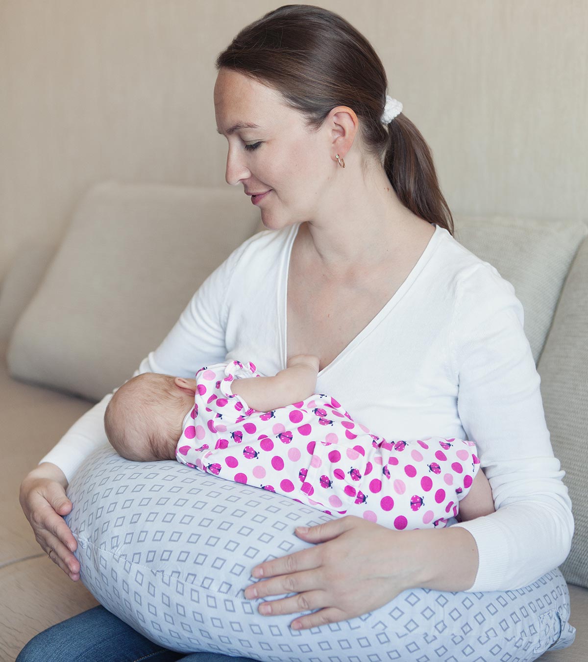 母乳喂养妈妈使用喂养枕头的7个建议