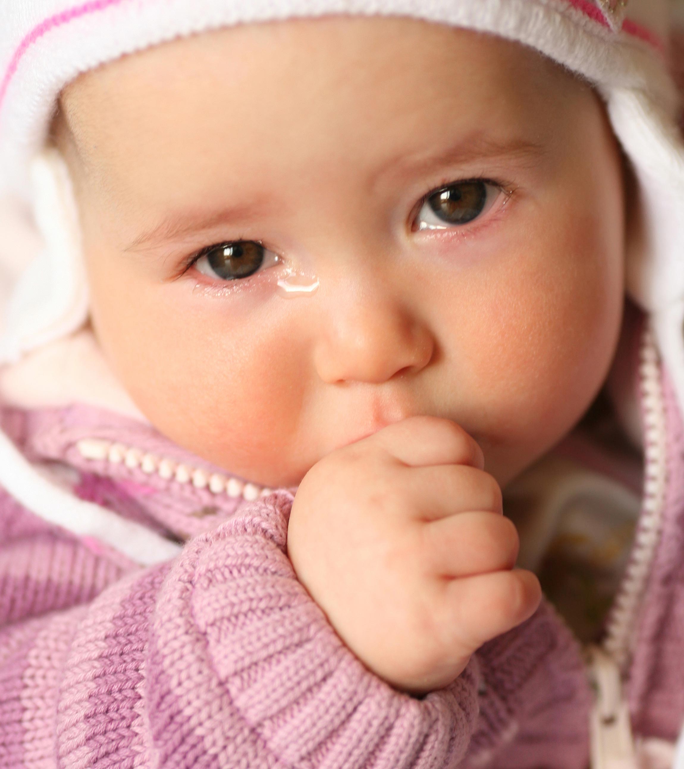 婴儿流眼泪的6个原因，治疗和补救