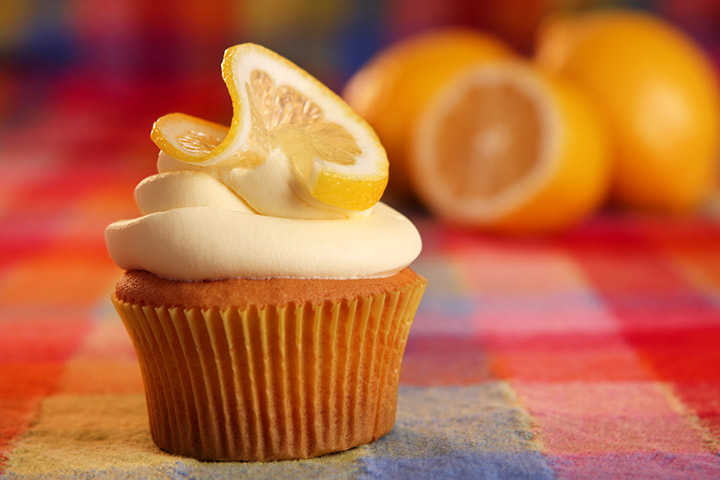给孩子们的简单素食柠檬纸杯蛋糕食谱