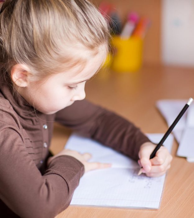 如何教和帮助你的左撇子孩子写字?