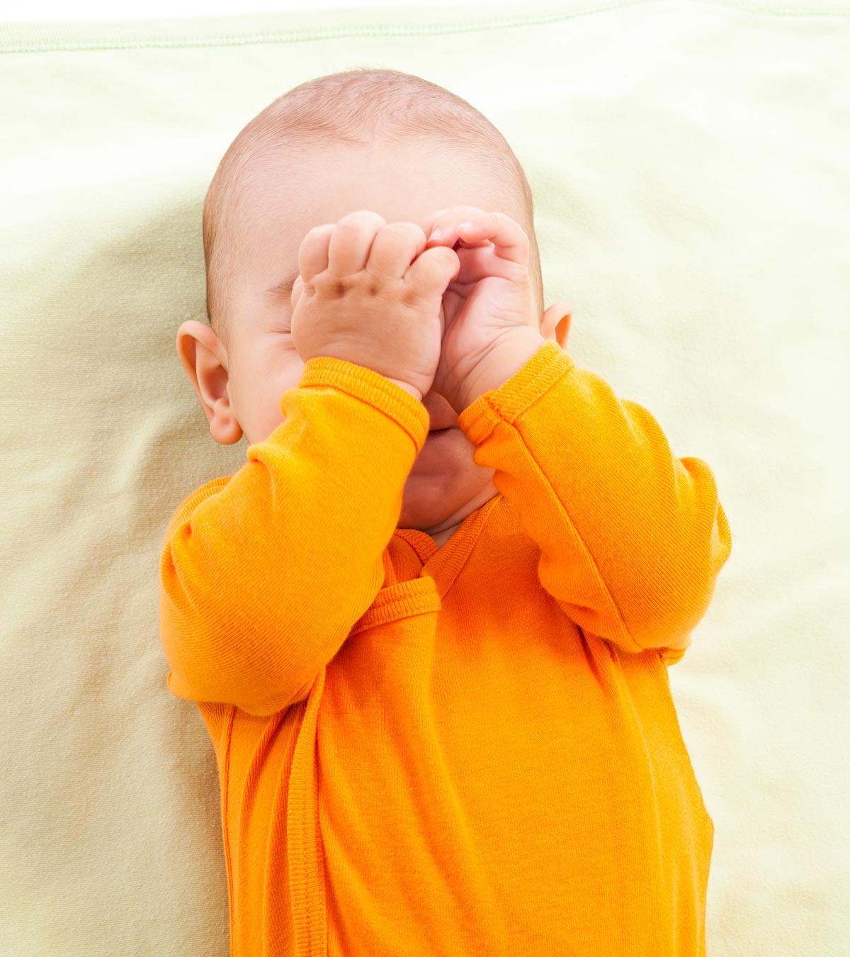 为什么婴儿会揉眼睛，如何防止他们这样做?