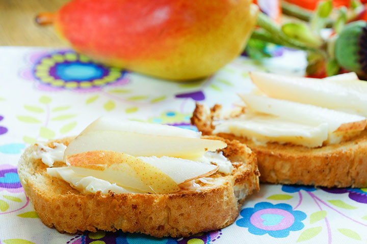 一个梨和奶酪三明治，怀孕期间的健康餐manbet安卓版
