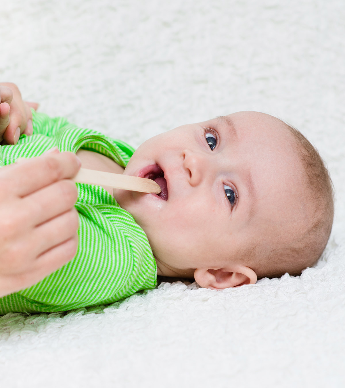 婴儿喉咙痛:原因，症状和家庭补救