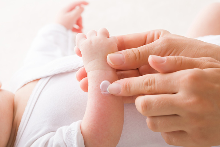 在手上涂抹少量维克斯宝宝乳液，检查是否有过敏反应