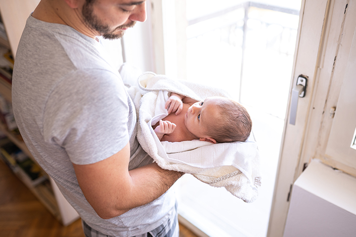 让宝宝沐浴在早晨的阳光下，可以治疗新生儿黄疸。