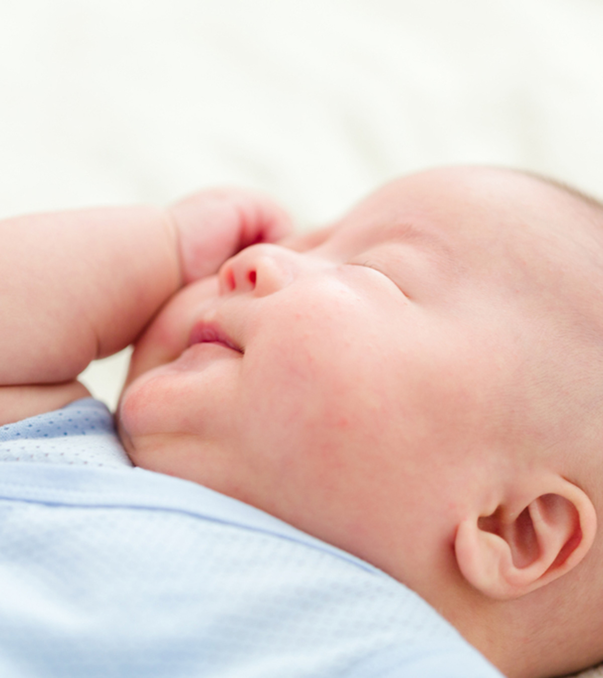 婴儿抓挠脸:为什么会发生以及如何预防