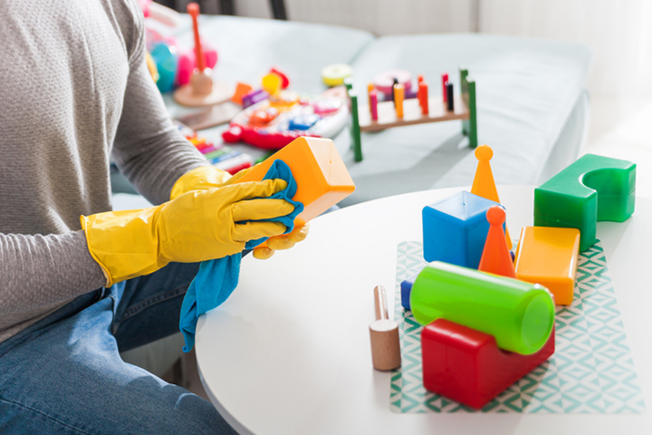 用杀菌剂清洁宝宝的所有玩具和用具