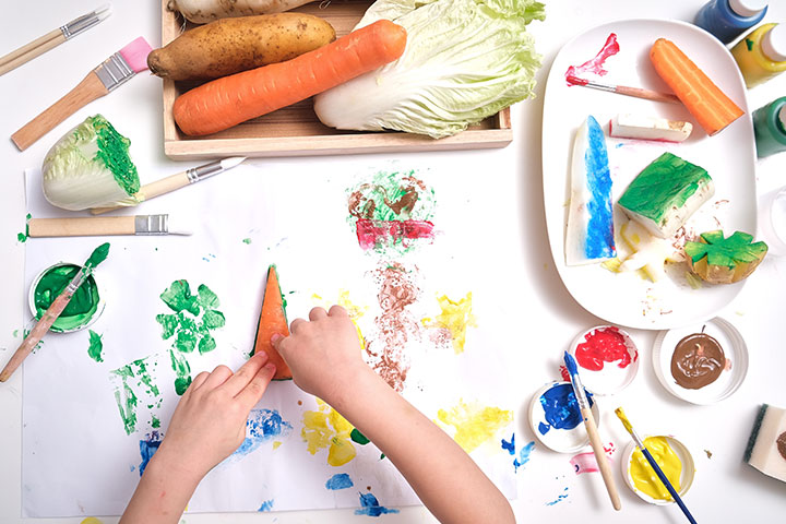 用水果和蔬菜给蹒跚学步的孩子画手指画万博体育手机官方网站登录