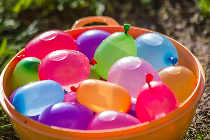 孩子们的水上气球比赛户外派对游戏