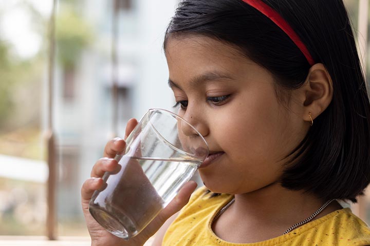 给你的孩子足够的水，以防止脱水