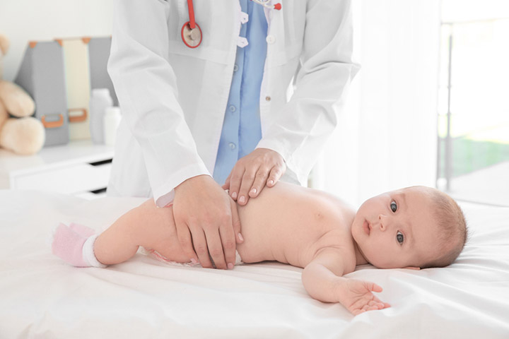 医生可以轻轻地触诊婴儿的腹部