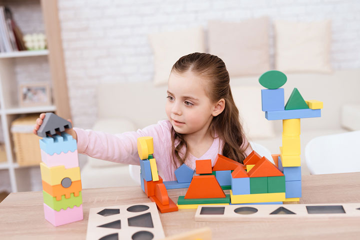 让孩子建一个三维的玩具屋。