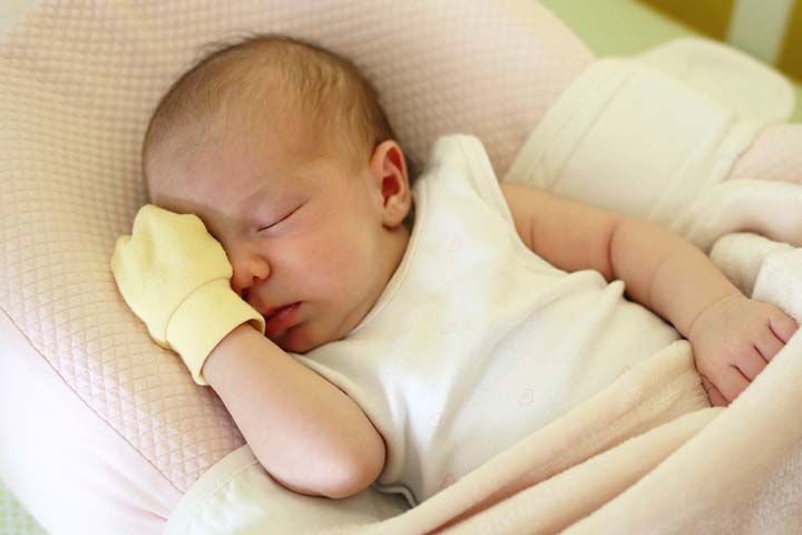 用连指手套盖住宝宝的手，防止频繁揉眼睛