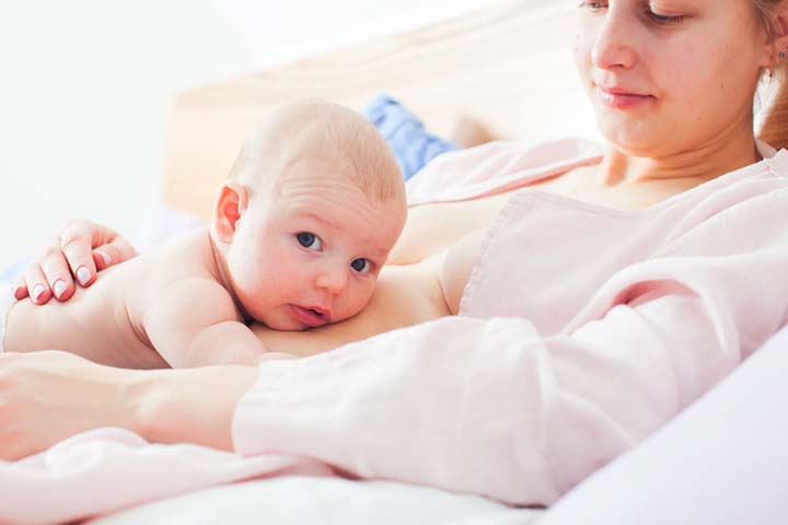 悠闲的母乳喂养提供了肌肤接触的好处。