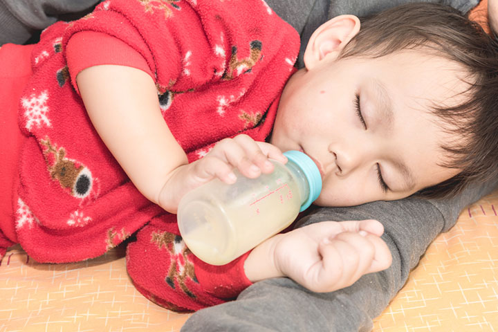 千万不要让宝宝抱着奶瓶睡觉