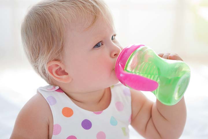 从杯子里喝水可能会导致婴儿喝过量的水