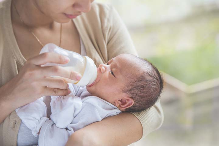 你可以在婴儿用完一半奶瓶后打嗝
