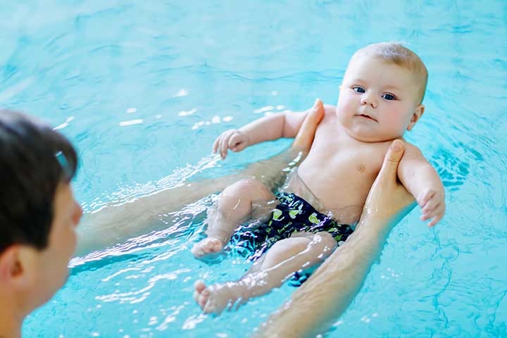 婴儿必须在监护下游泳