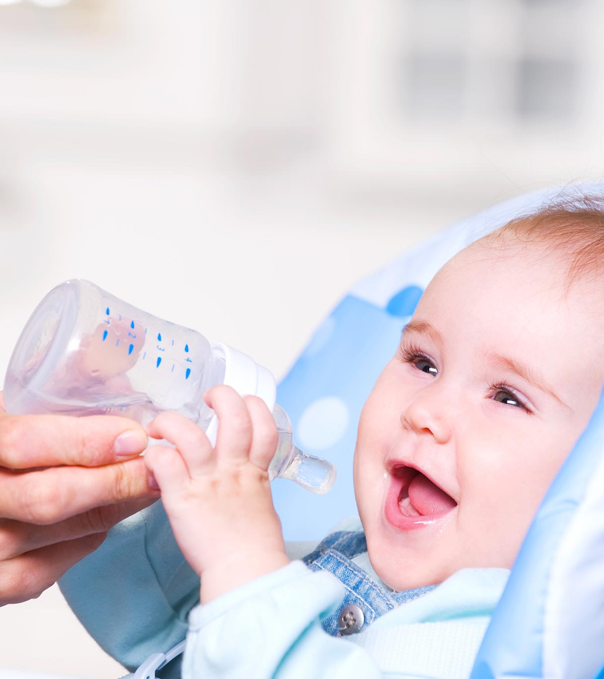 宝宝什么时候可以喝水吗?对年龄和方法Feed Them