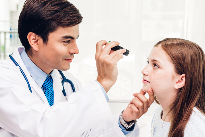 A doctor examines the bump on the eyelid for diagnosis