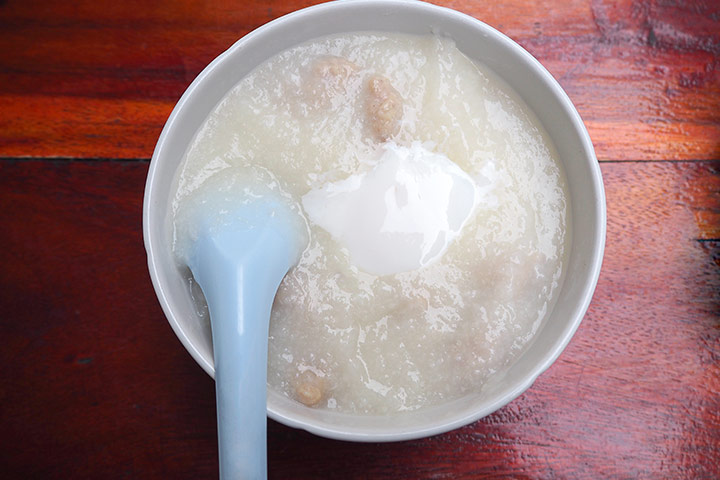 Rice flour and vegetable porridge as breakfast foods for babies