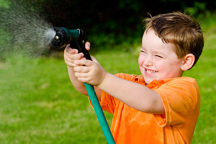 Water spray war, interesting activities for kids