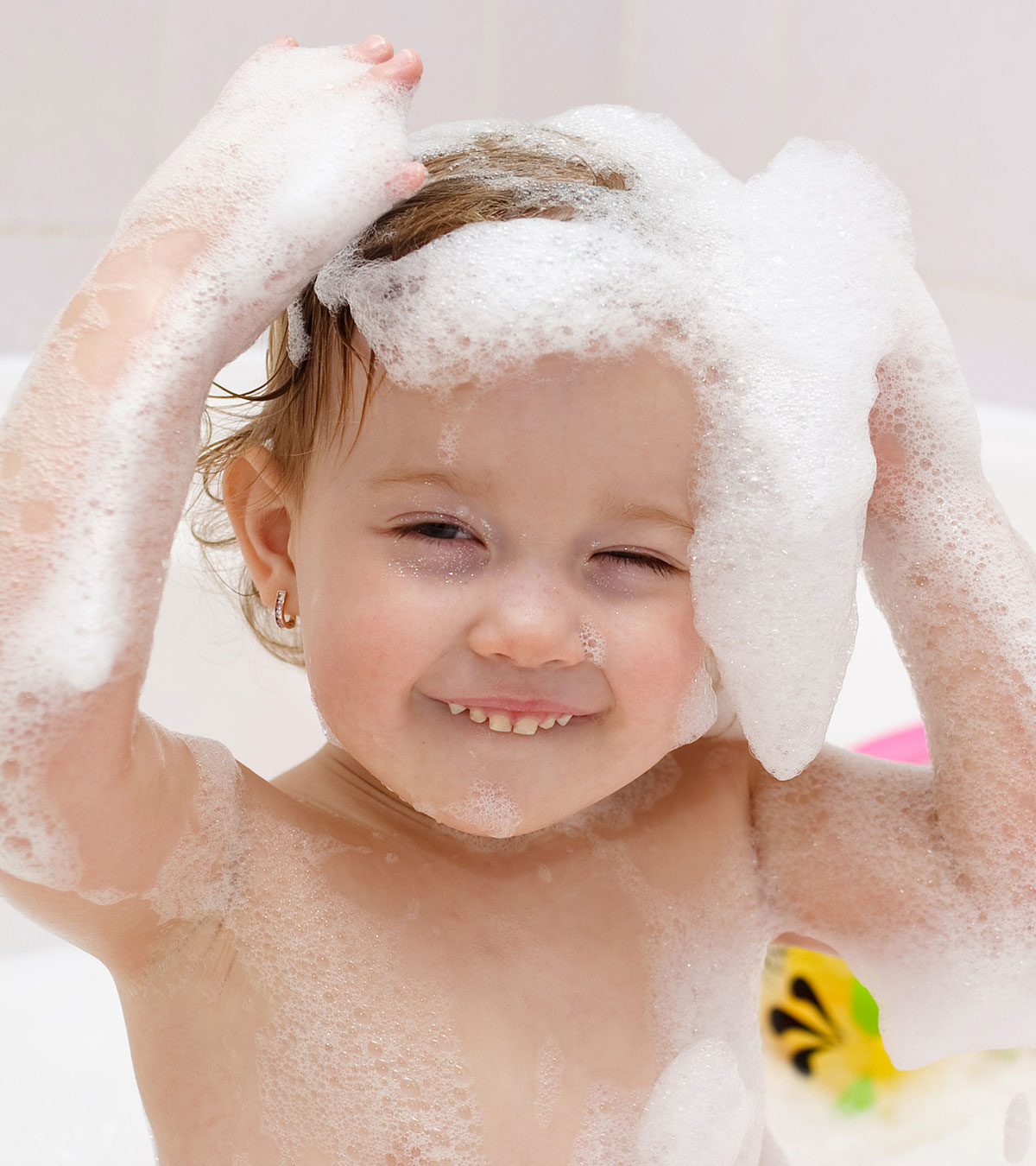 13个简单的技巧来洗你的Toddler's Hair