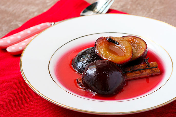 Baked plums with cinnamon recipe for baby
