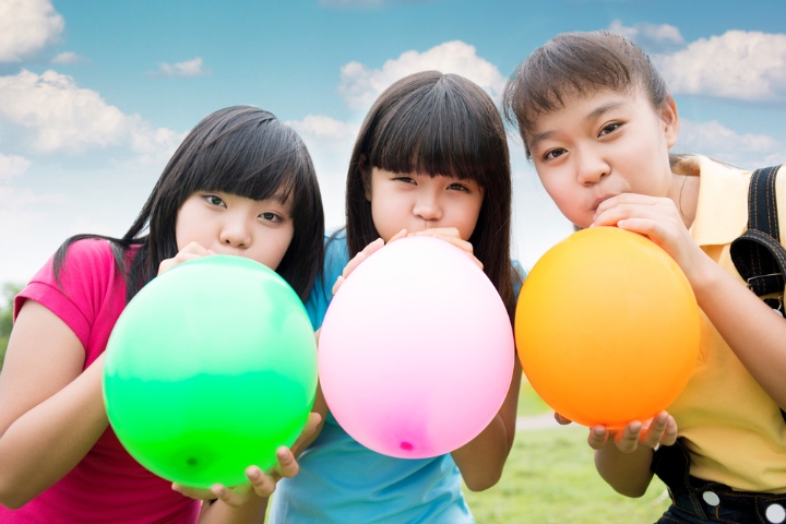 气球吹is a simple balloon game that your teens will love.