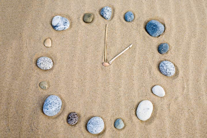 Sand and pebbles clock crafts for kids