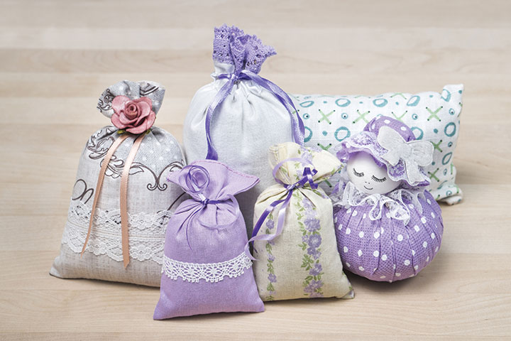 Potpourri mesh bags as baby shower prizes for guests