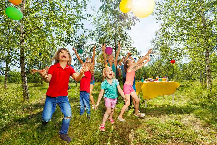 Bouncing balloons game for family get together