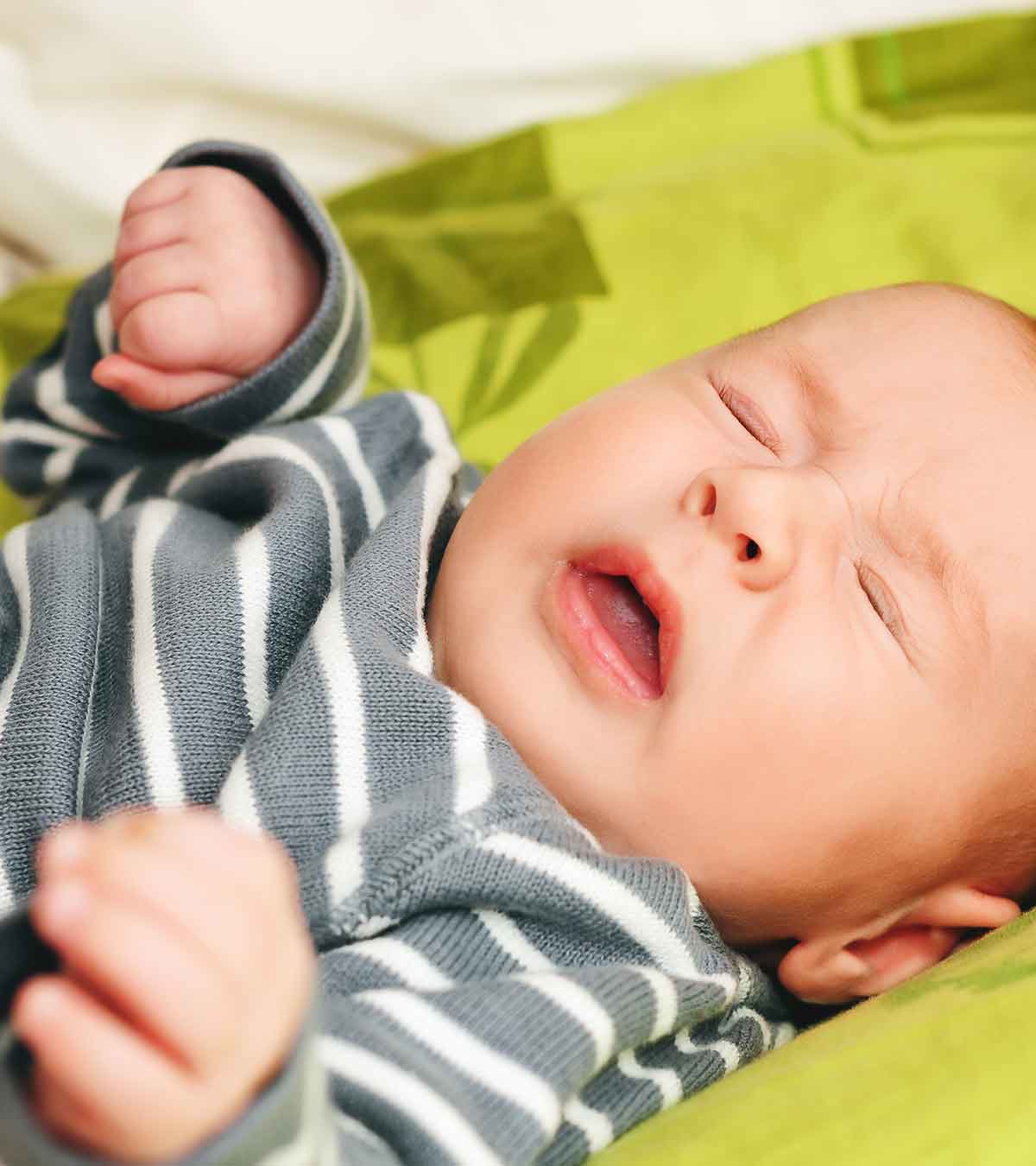 是什么导致新生儿打喷嚏和正常吗?
