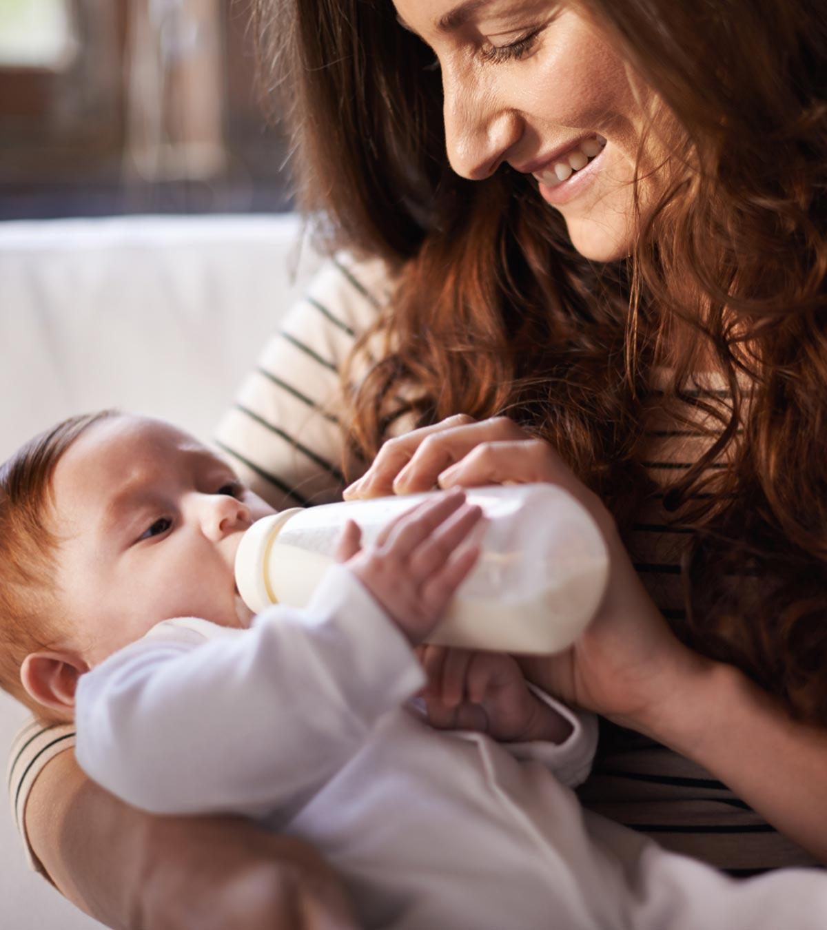 牛奶对婴儿:合适的年龄，好处和副作用
