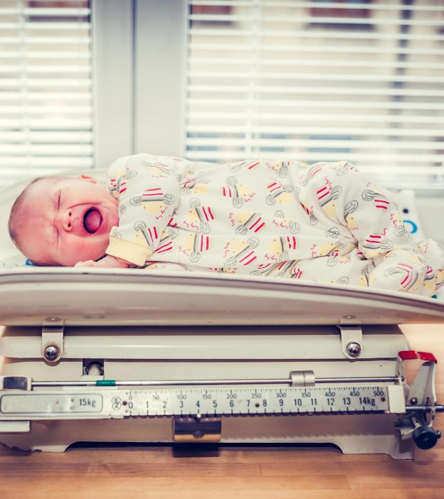 婴儿低出生体重的12个原因:效果和治疗