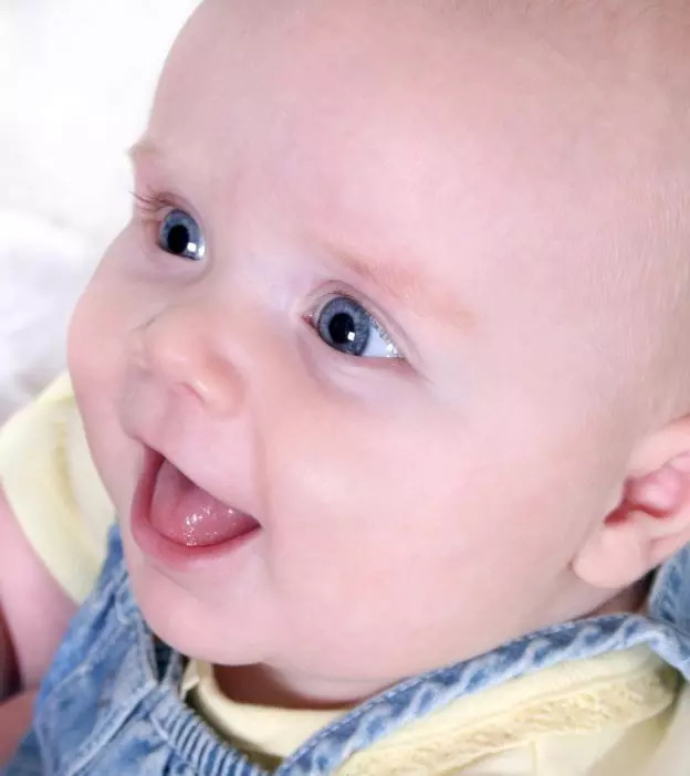 婴儿有黑眼圈正常吗?