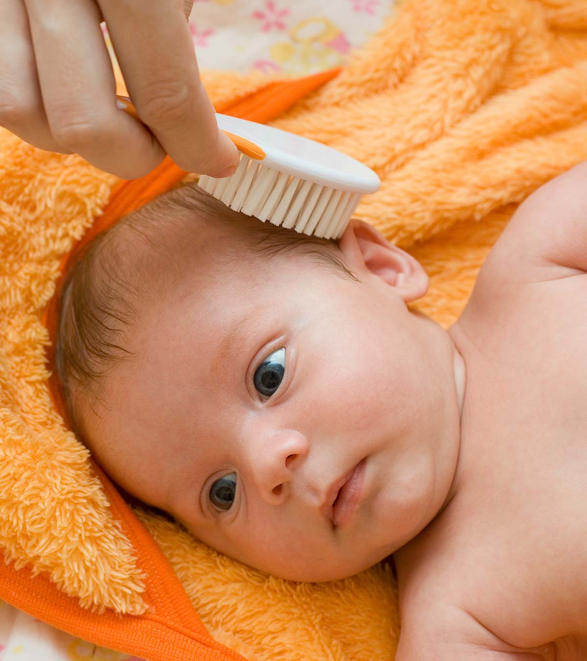 婴儿头皮屑:原因，症状，治疗和家庭补救