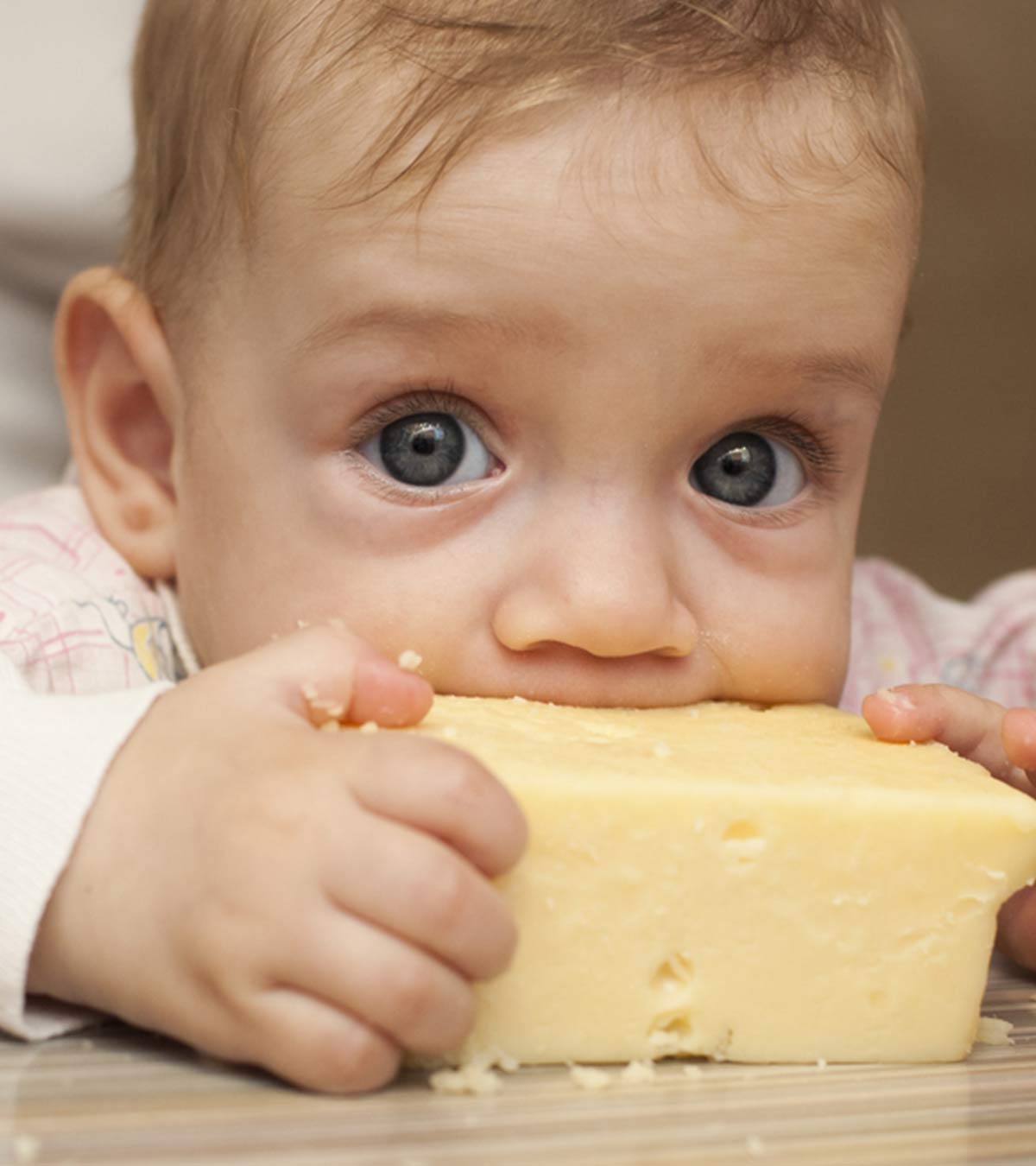 给婴儿的奶酪:何时介绍，好处和食谱