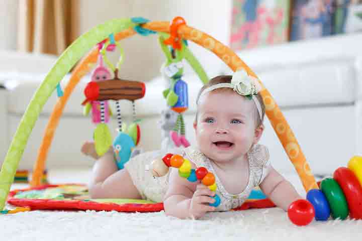 玩玩具可以培养婴儿的钳抓能力