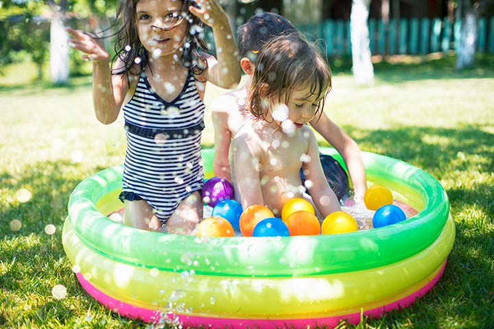 游泳池里的气球是孩子们的水上游戏