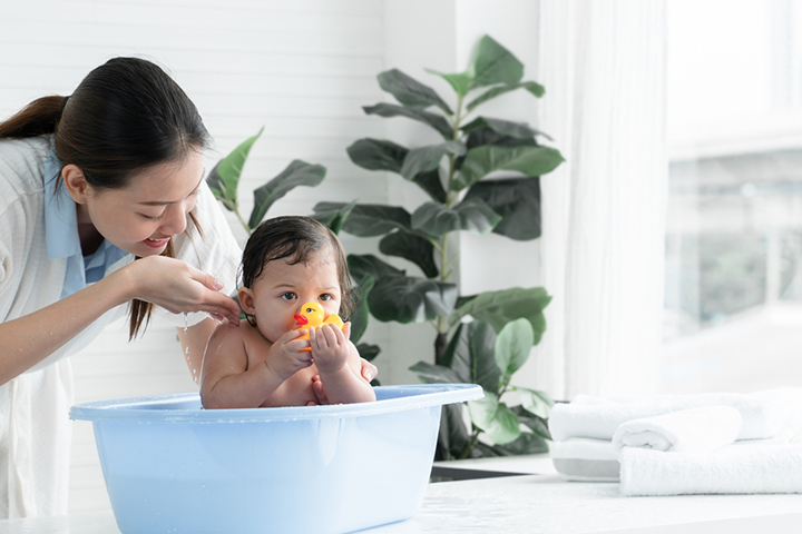 Use bath toys and let your toddler play.