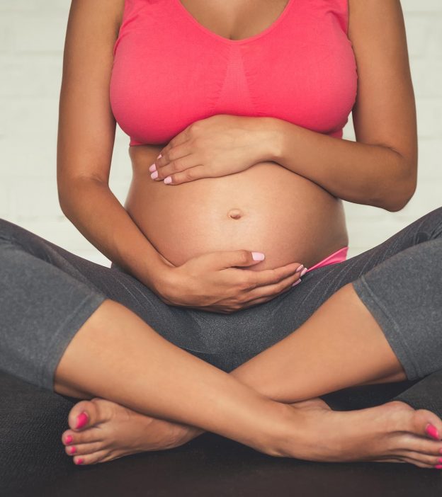 怀孕时要避免的12种不同瑜伽姿势