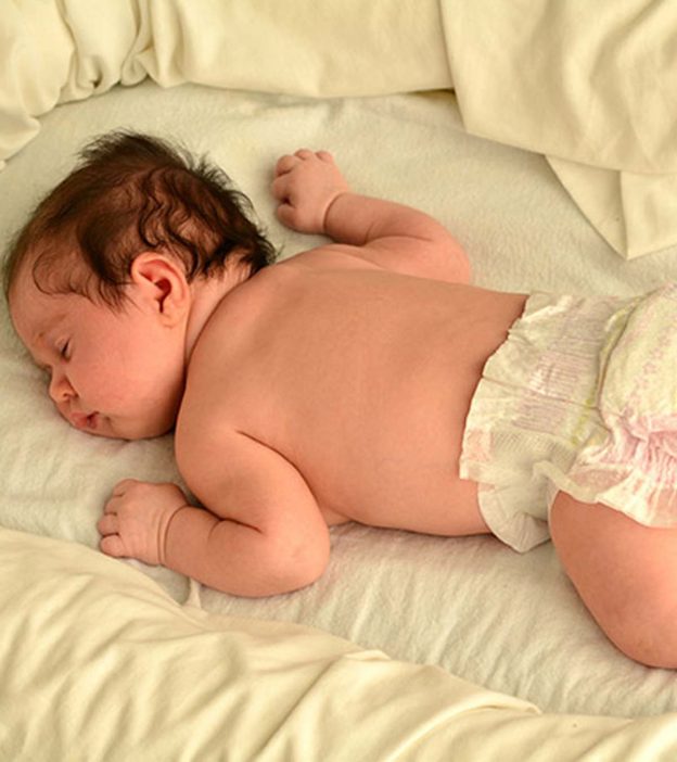 婴儿趴着睡:安全问题和需要考虑的风险