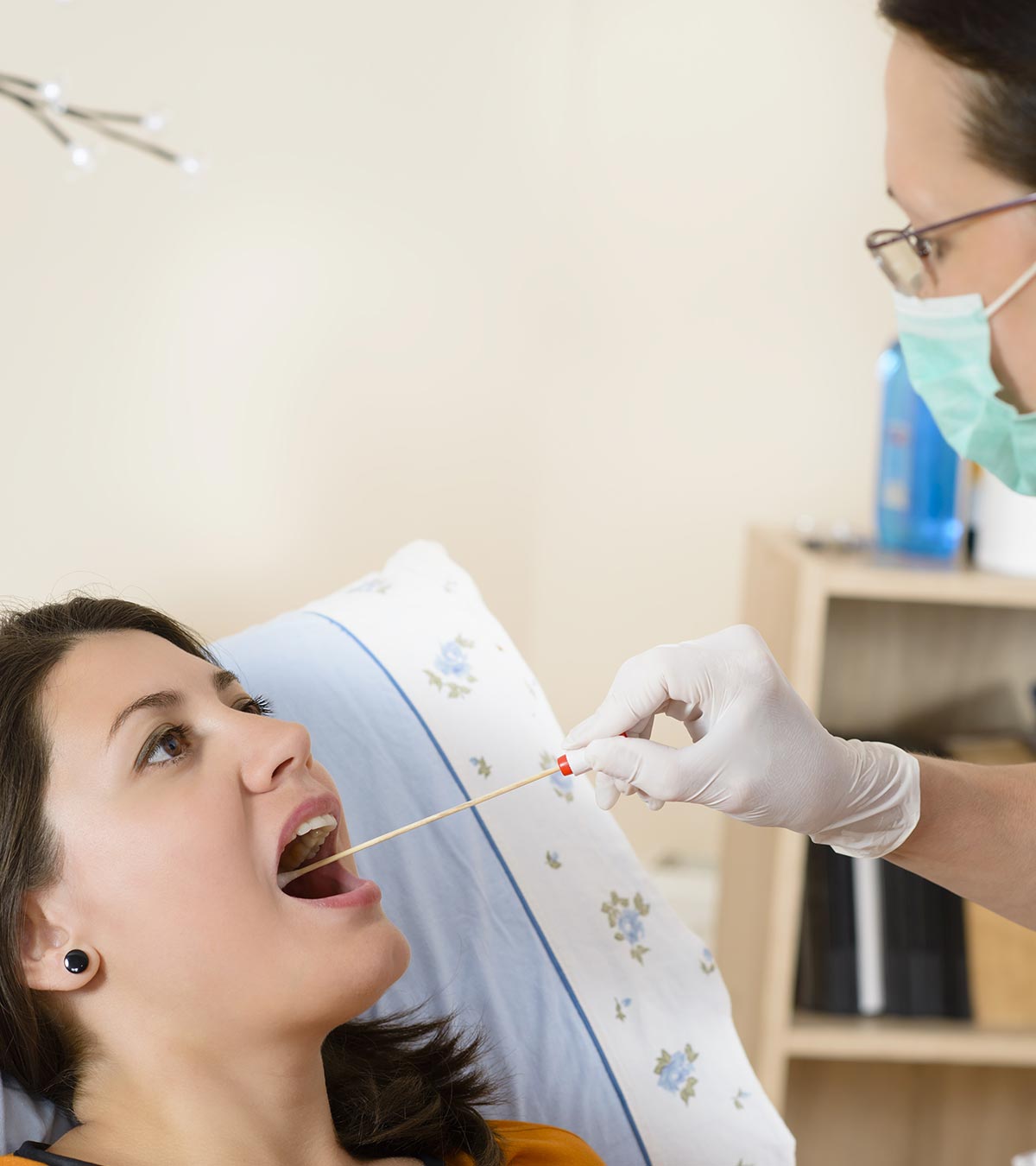 母乳喂养时链球菌性咽喉炎的7种家庭疗法