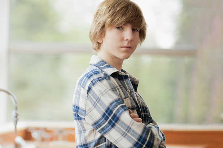 十几岁的男孩，时髦的侧扫发型。