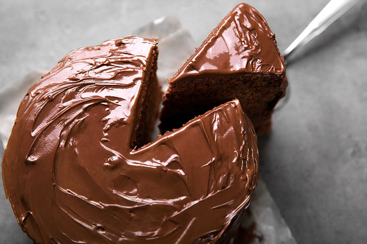 为孩子们准备的简易巧克力生日蛋糕