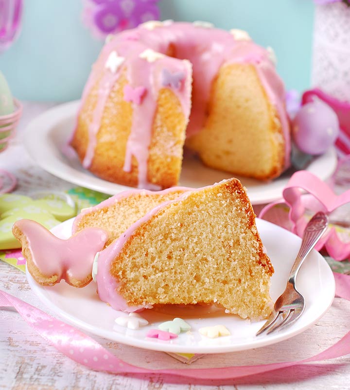 给孩子们的粉色糖霜戒指生日蛋糕