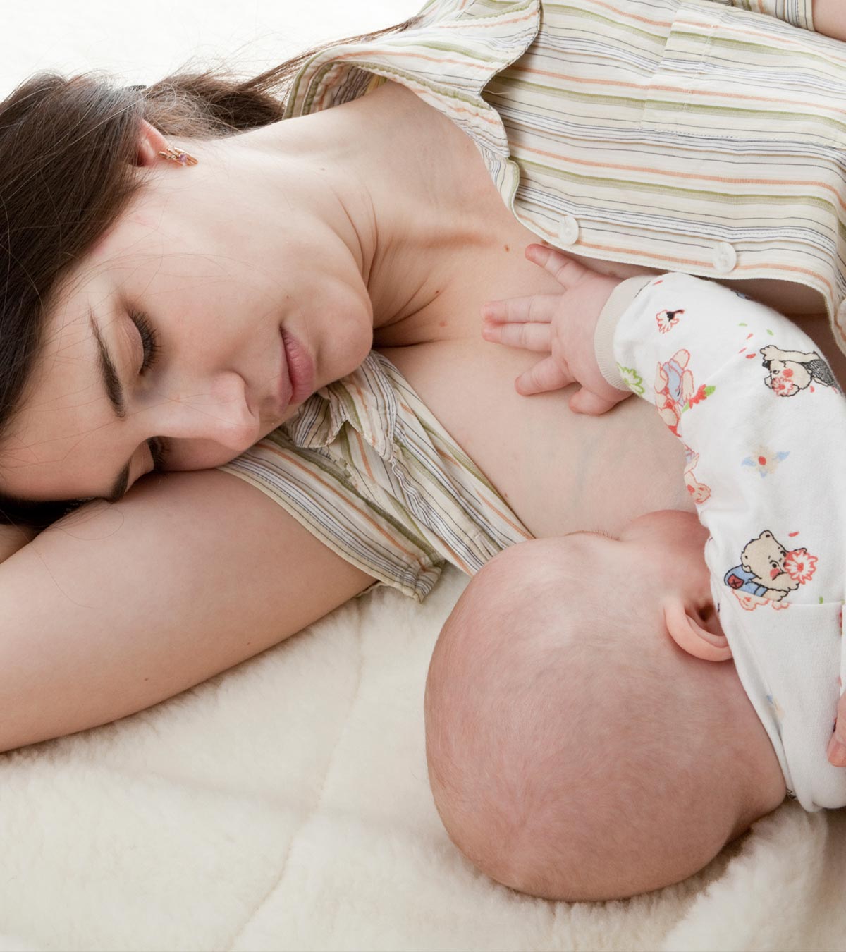 母乳喂养时入睡有害吗?