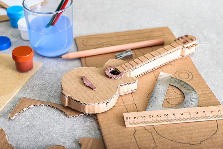硬纸板吉他，孩子们的纸板箱工艺品