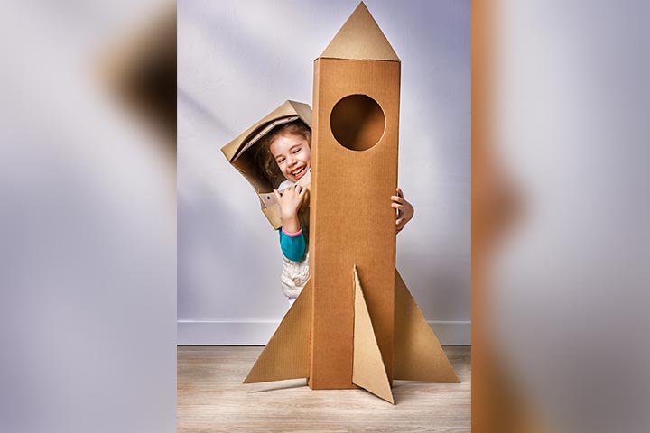 火箭纸板箱工艺品的孩子